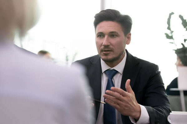 Серьезный бизнесмен объясняет бизнес-план женщине-финансовому консультанту
