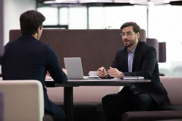 Job interview, hr manager interviewen mannelijke kandidaat vragen stellen — Stockfoto