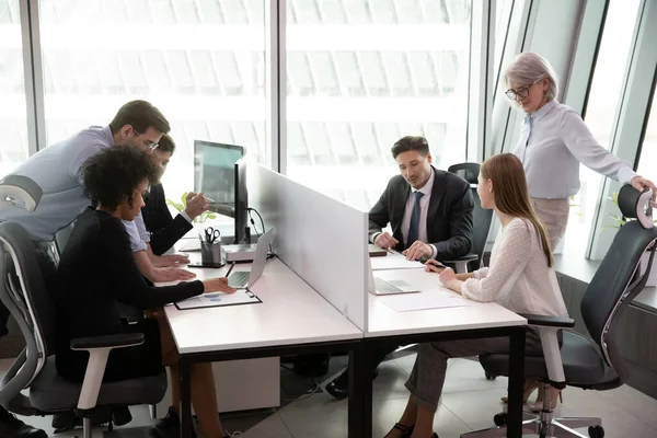 Colectivos empresariales que trabajan juntos en nuevos proyectos con directivos — Foto de Stock