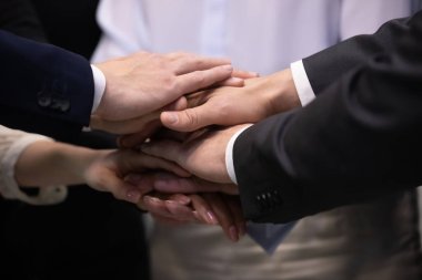 Takım çalışması konsepti, iş adamlarının birleşik elleriyle kapatın.