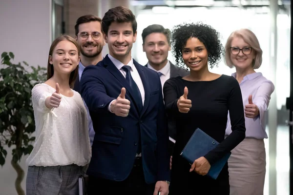 満足して親指を示す幸せなビジネスの人々の多様なグループ — ストック写真