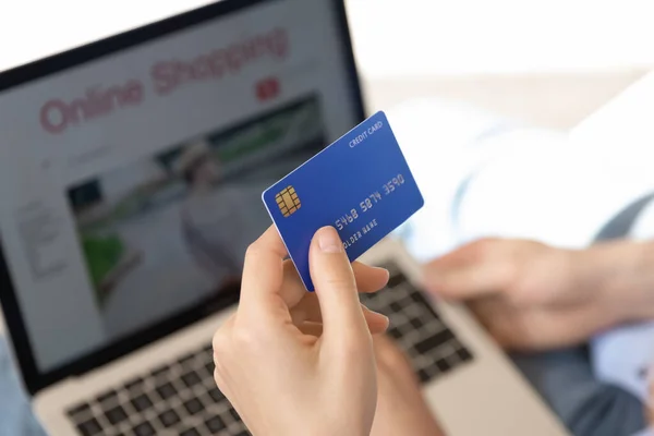 女性手持塑料信用卡，在网上付款 — 图库照片