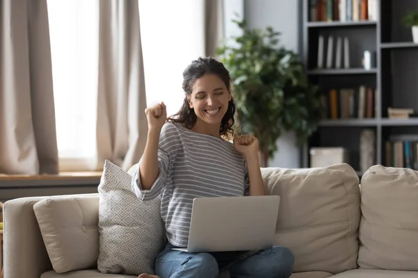 Gelukkig glimlachende vrouw op zoek naar laptop scherm, vieren succes — Stockfoto