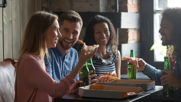 Amigos alegres pasan el viernes en el pub beber cerveza comer pizza —  Fotos de Stock