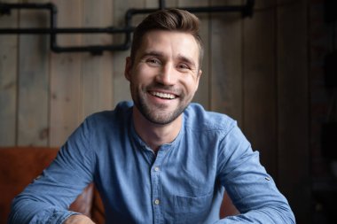 Milenyum adamı içeride oturmuş online webcam konferansının keyfini çıkarıyor.