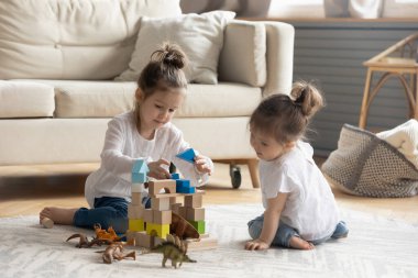 Ilık zeminde oynayan iki küçük tatlı kız.