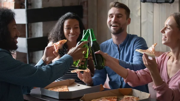Amigos multirraciales comiendo pizza tintineando con cerveza celebran evento de la vida —  Fotos de Stock