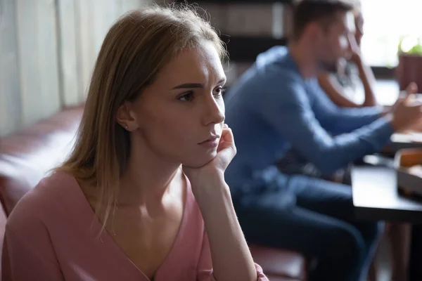 Chica solitaria sentarse en la cafetería esperando novio se siente abandonado — Foto de Stock