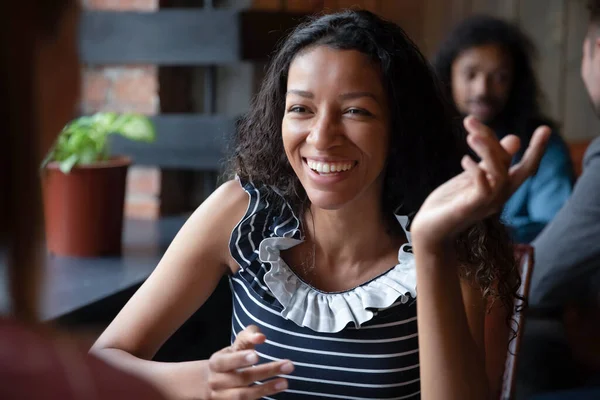 Intérieur rassembler les gens se concentrent sur la femme africaine parler avec un ami — Photo