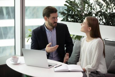 Patron adam çalışanla iletişim kurar. Masaya oturur.