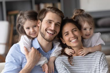 İki küçük kızın portresi. Mutlu anne ve babalarını destekliyor.