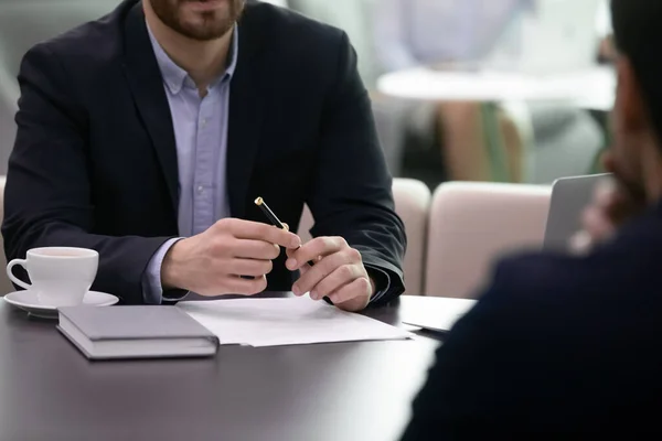 Primo piano del consulente aziendale prendere appunti durante l'incontro con il cliente — Foto Stock