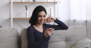 Asyalı kadın SMS aldı sevinçten çığlık atıyor