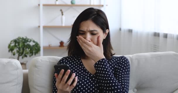 Wanita Asia membaca berita SMS yang tidak menyenangkan merasa marah mulai menangis — Stok Video