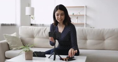 Asyalı vlogger akıllı telefon reklamı reklam videosu kullanarak kozmetik genel görünümü verir