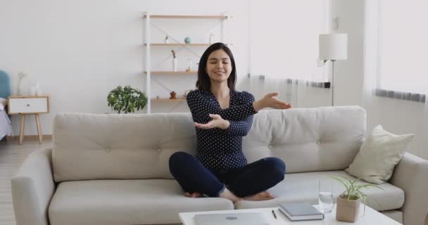 Vietnamese vrouw gesloten ogen zittend gekruiste benen ademhaling doen oefening — Stockvideo