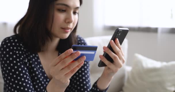 Wietnamka dokonuje zakupu w Internecie za pomocą karty i telefonu komórkowego — Wideo stockowe
