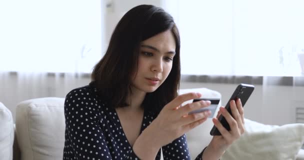 Asiatisk kvinna känner sig stressad betalning misslyckats på grund av brist på medel — Stockvideo