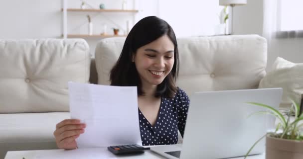 Glückliche asiatische Frau verwalten Finanzen berechnen Ausgaben verwenden Rechner — Stockvideo