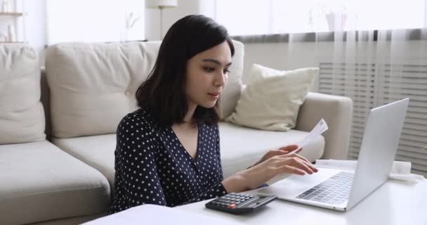 Vrouw vat financiën gebruik rekenmachine en pc applicatie voelt gelukkig — Stockvideo