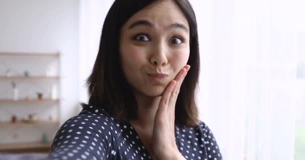 Asyalı kadın akıllı telefon kayıt videosu kullanıyor komik suratlar yapıyor — Stok video