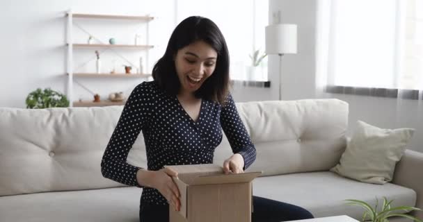 Asiática mujer obtener paquete caja grita con alegría se siente emocionado — Vídeo de stock