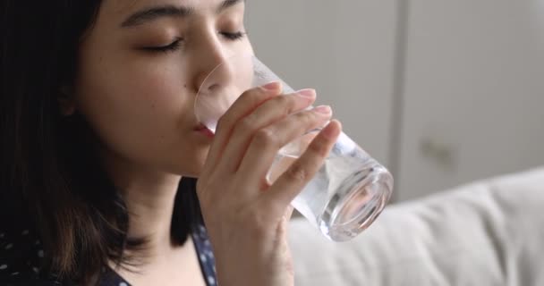 De cerca vista asiática mujer bebe vaso de agua — Vídeo de stock