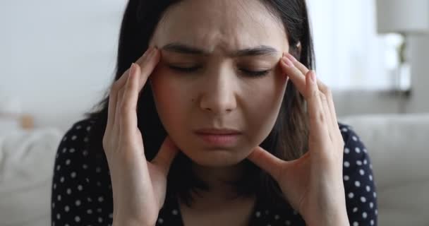 Infeliz asiático mujer sufre de dolor de cabeza crónica migraña primer plano ver — Vídeos de Stock