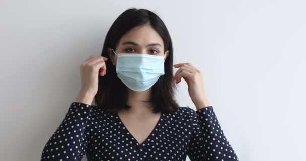 Жінка з Азії знімає медичну маску і глибоко відчуває себе щасливою. — стокове відео