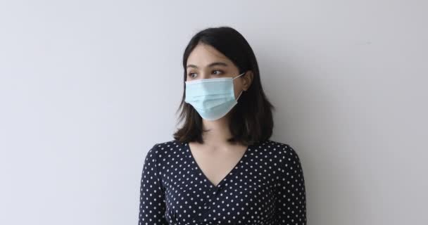 Vietnamesisk kvinna tar av medicinsk mask andas djupt känner sig glad — Stockvideo