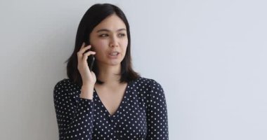Asyalı kadın kafasından vurdu. Arkadaşınla akıllı telefon konuşması yap.