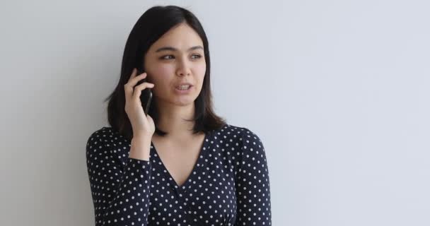 Strzał głowa Azji kobieta używać smartfon rozmowa z przyjacielem — Wideo stockowe