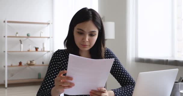 Asiatico donna leggere lettera su college ammissione si sente felice — Video Stock