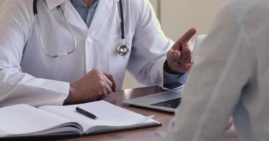 Yaşlı erkek doktoru kapatıyoruz, tıbbi tedaviyi açıklıyoruz..