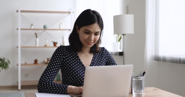 Žena používající PC obdrží skvělé zprávy oslavující okamžik vítězství — Stock video