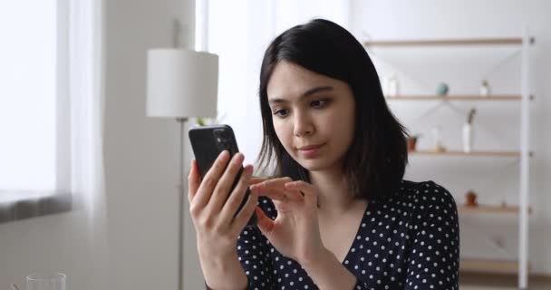 Mulher passa tempo na internet se divertindo usando serviços virtuais — Vídeo de Stock