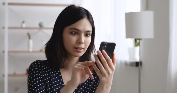 Mulher vietnamita recebendo mensagem por smartphone se sente muito feliz — Vídeo de Stock