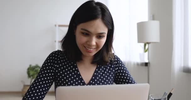 Vrouw met behulp van notebook kreeg blij nieuws vieren moment van overwinning — Stockvideo