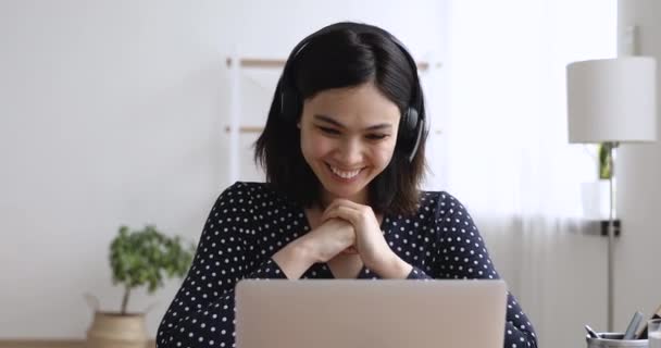 Aziatische vrouw aanvrager passeren baan interview door video oproep — Stockvideo