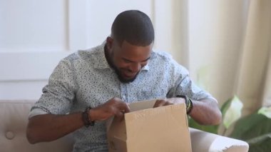 Mutlu Afrikalı adam. Müşteri kutusunu aç ve satın almaktan memnun ol.