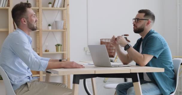 Dois empresários felizes hr e candidato falando em entrevista de emprego — Vídeo de Stock