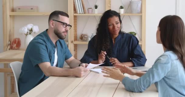 Empregadores africanos e caucasianos focados entrevistam candidata a emprego feminino — Vídeo de Stock