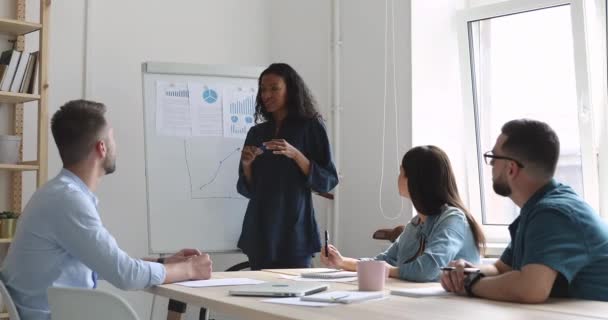 Relatrice della conferenza delle imprenditrici africane che presenta i risultati del progetto alla riunione del team — Video Stock