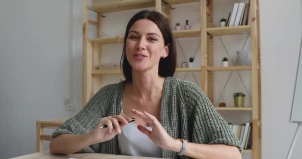 Sonriente mujer de negocios hablando con la cámara de vídeo llamando para la entrevista de trabajo — Vídeos de Stock