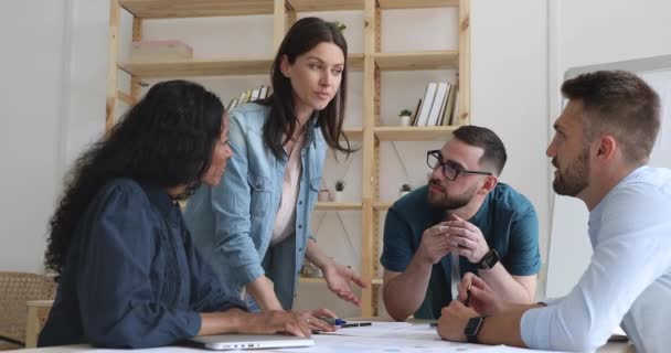 Esecutivo femminile che parla con diversi dipendenti analizzare i documenti al briefing — Video Stock