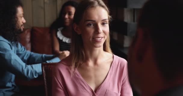 Joyeux jeune femme parlant à un ami masculin à la réunion