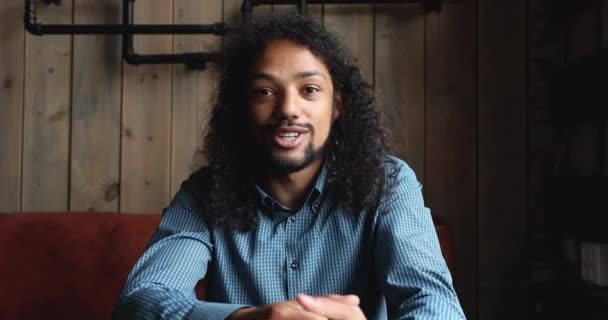 Sorrindo homem africano sentar no café fazer videoconferência — Vídeo de Stock