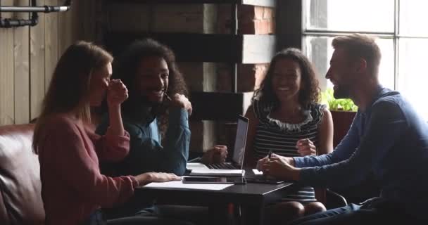 Happy multiracial studenti kolegové tým mluví smích sdílet kavárna stůl — Stock video