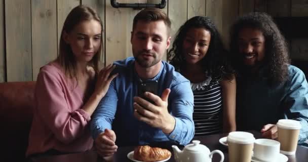 Diversos amigos felizes se divertindo tirando selfie no smartphone — Vídeo de Stock