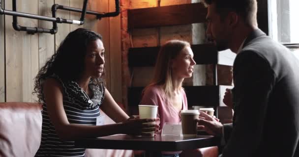 Afrikalı kadın ve beyaz erkek arkadaşlar kahve masasında konuşuyorlar. — Stok video